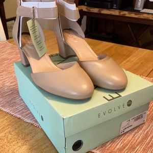 Women’s size 8 Evolve 24/7